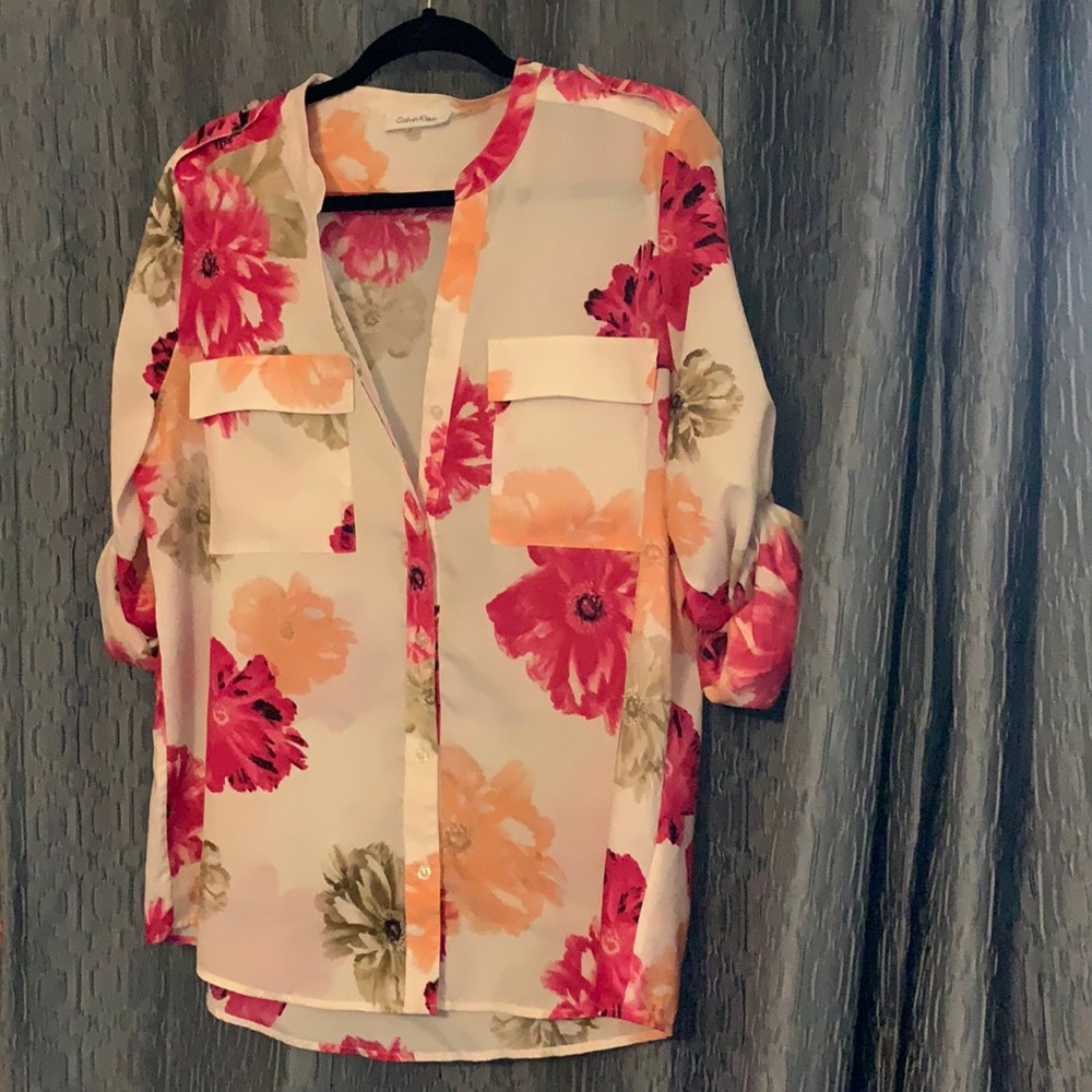 Floral print, both side front pockets with buttons, barely worn